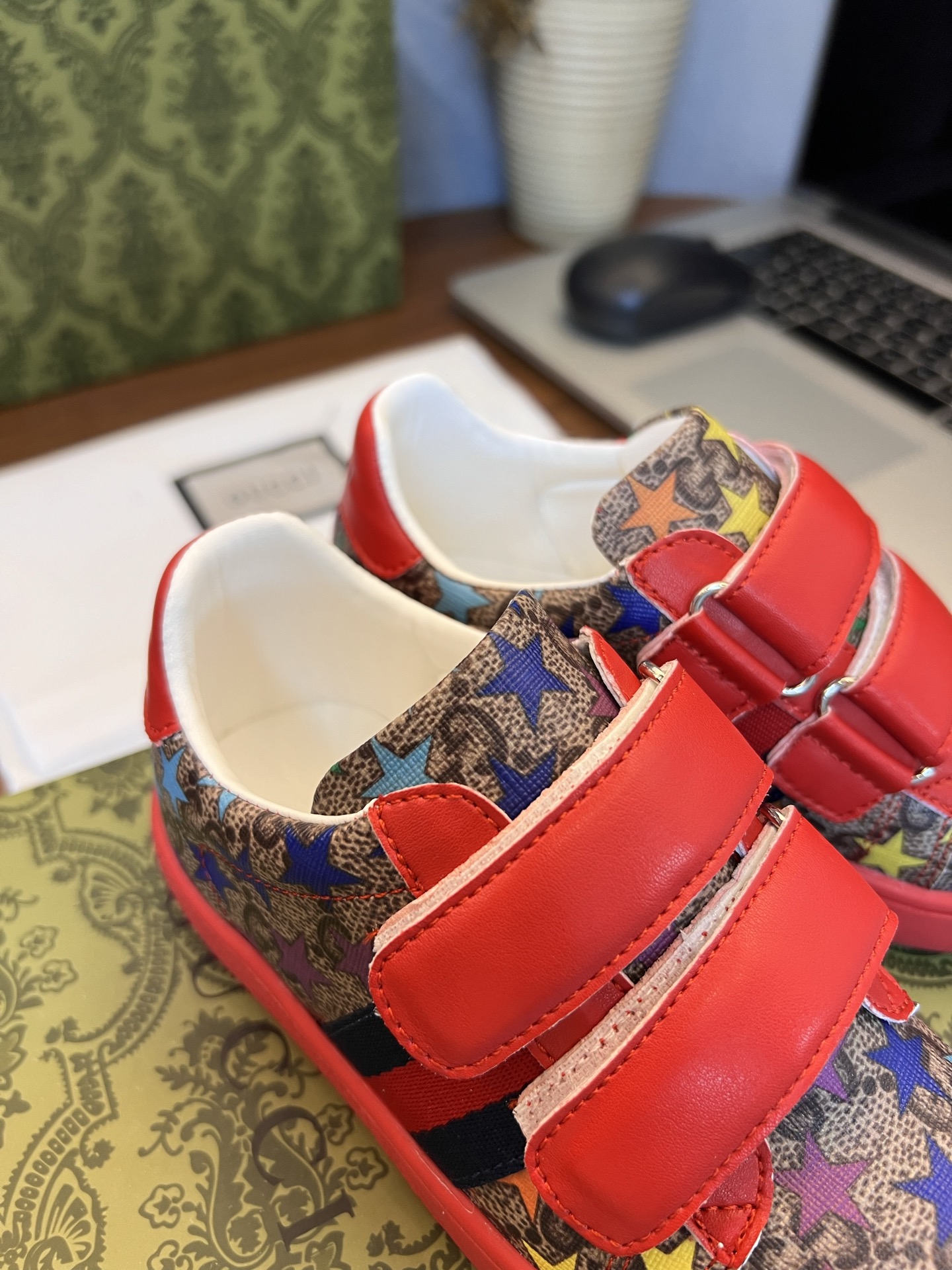 Children's shoes child